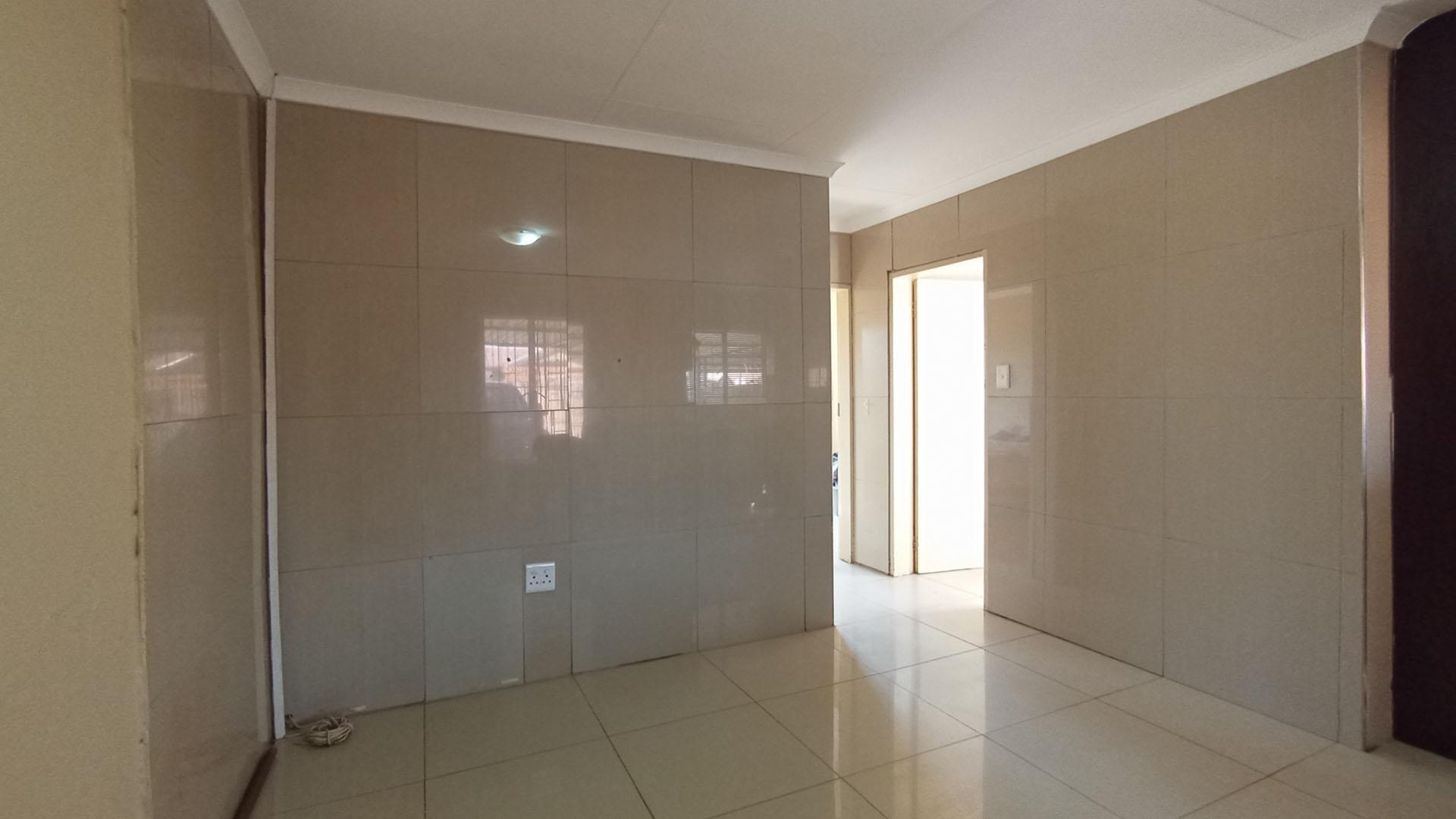 Lounges - 16 square meters of property in Soshanguve East