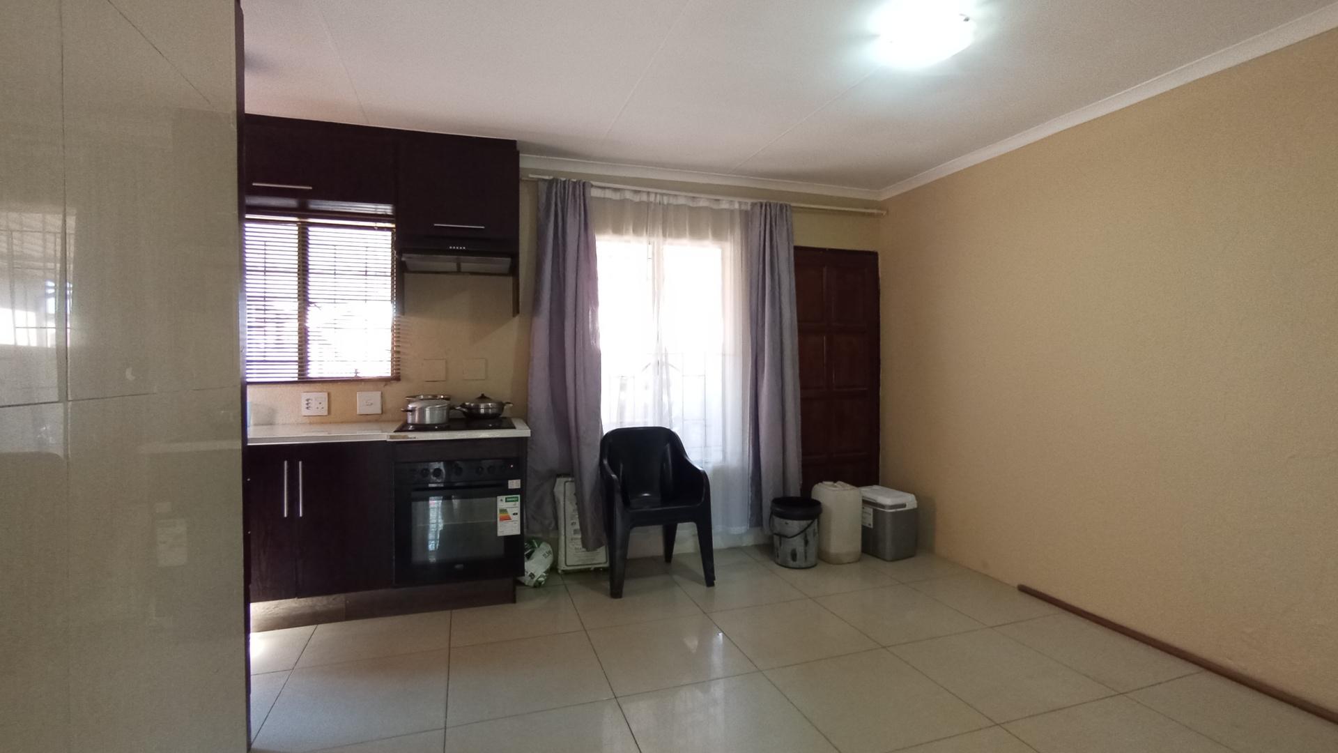 Lounges - 16 square meters of property in Soshanguve East