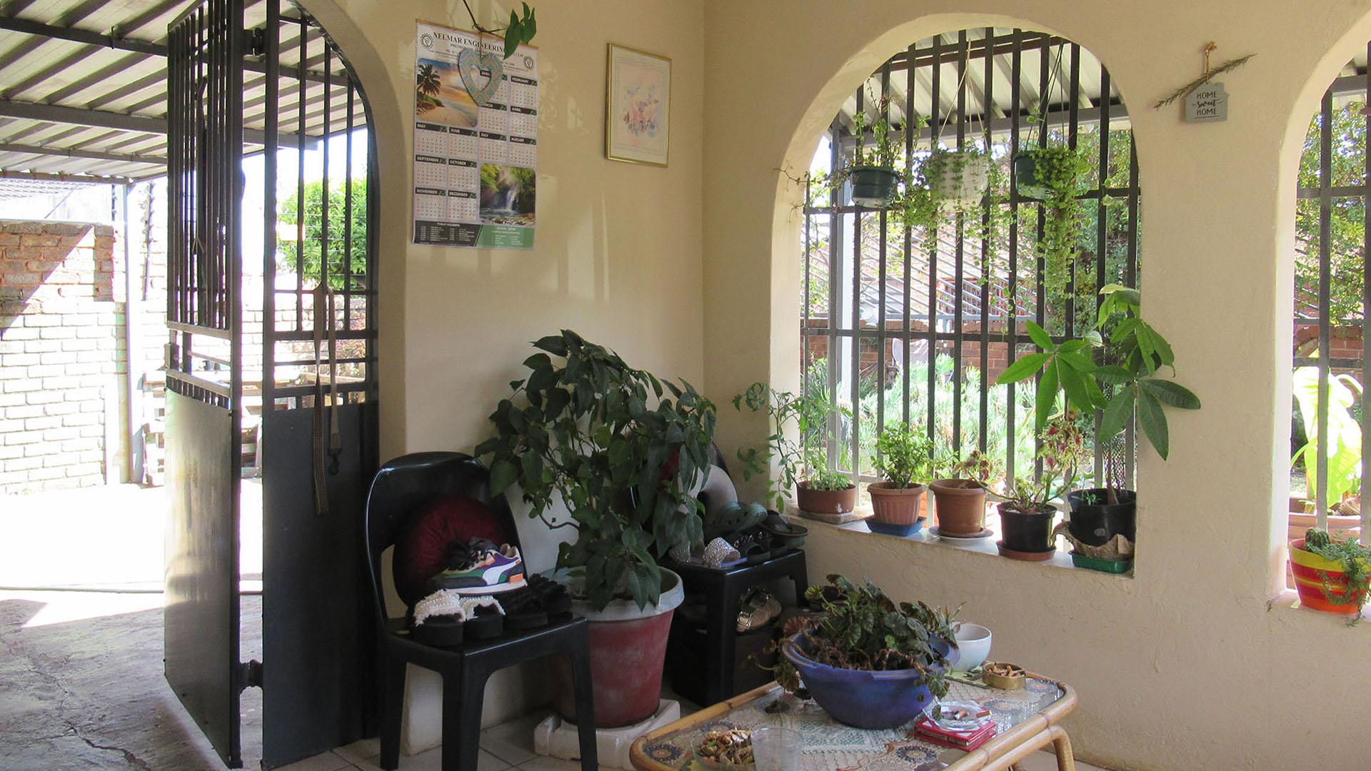 Lounges - 20 square meters of property in Lenasia South