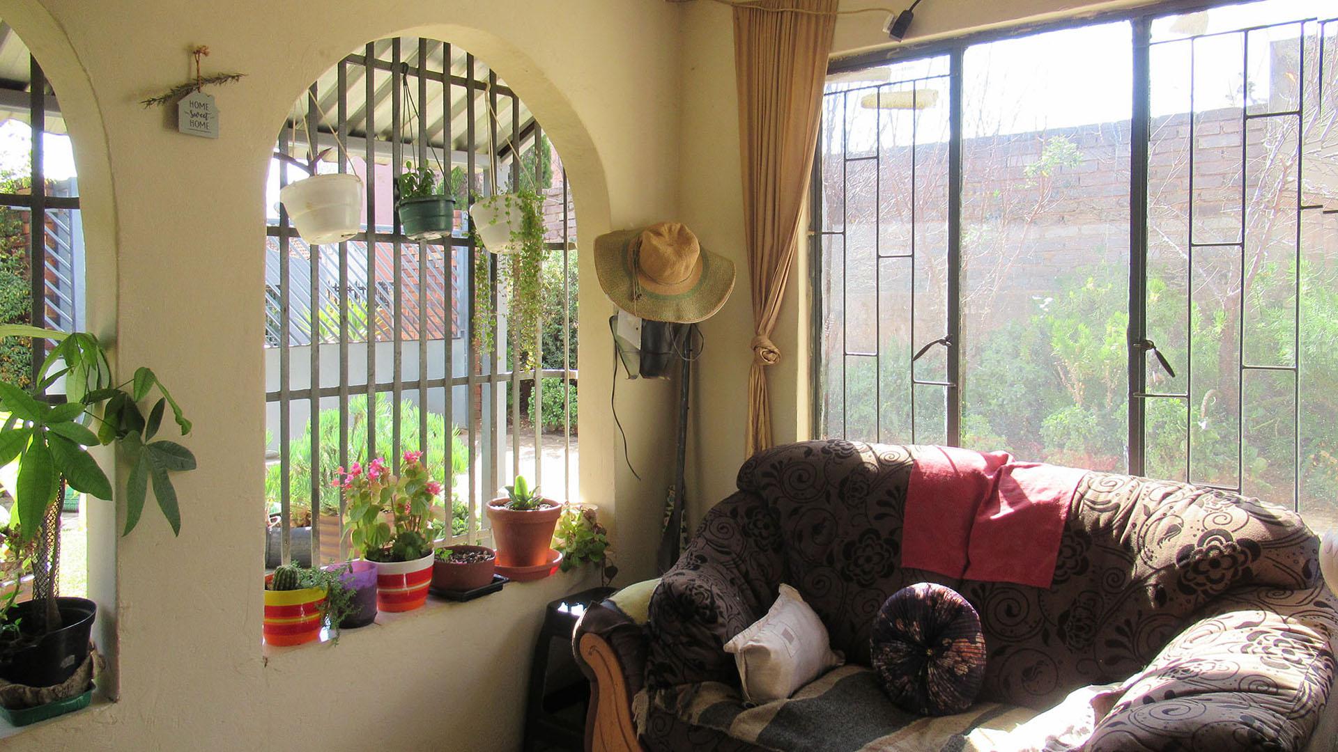 Lounges - 20 square meters of property in Lenasia South