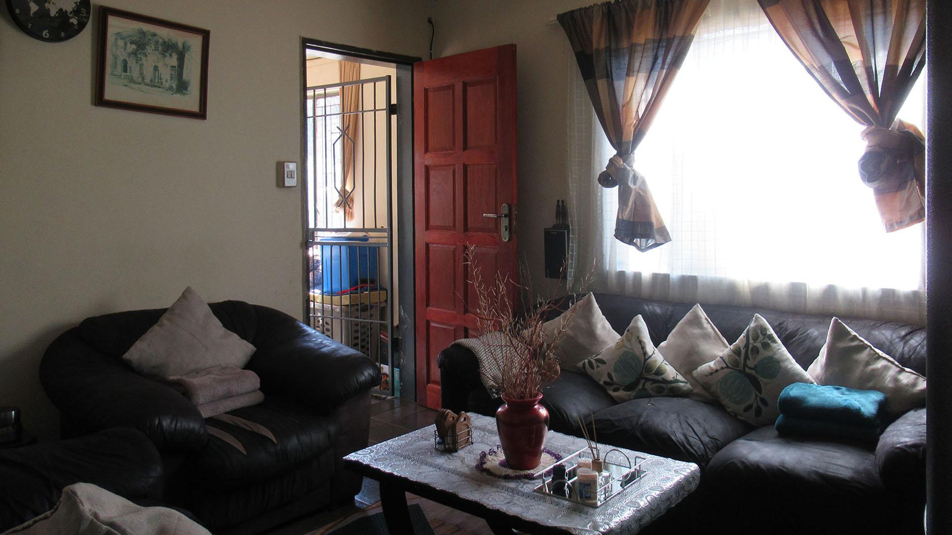 Lounges - 20 square meters of property in Lenasia South