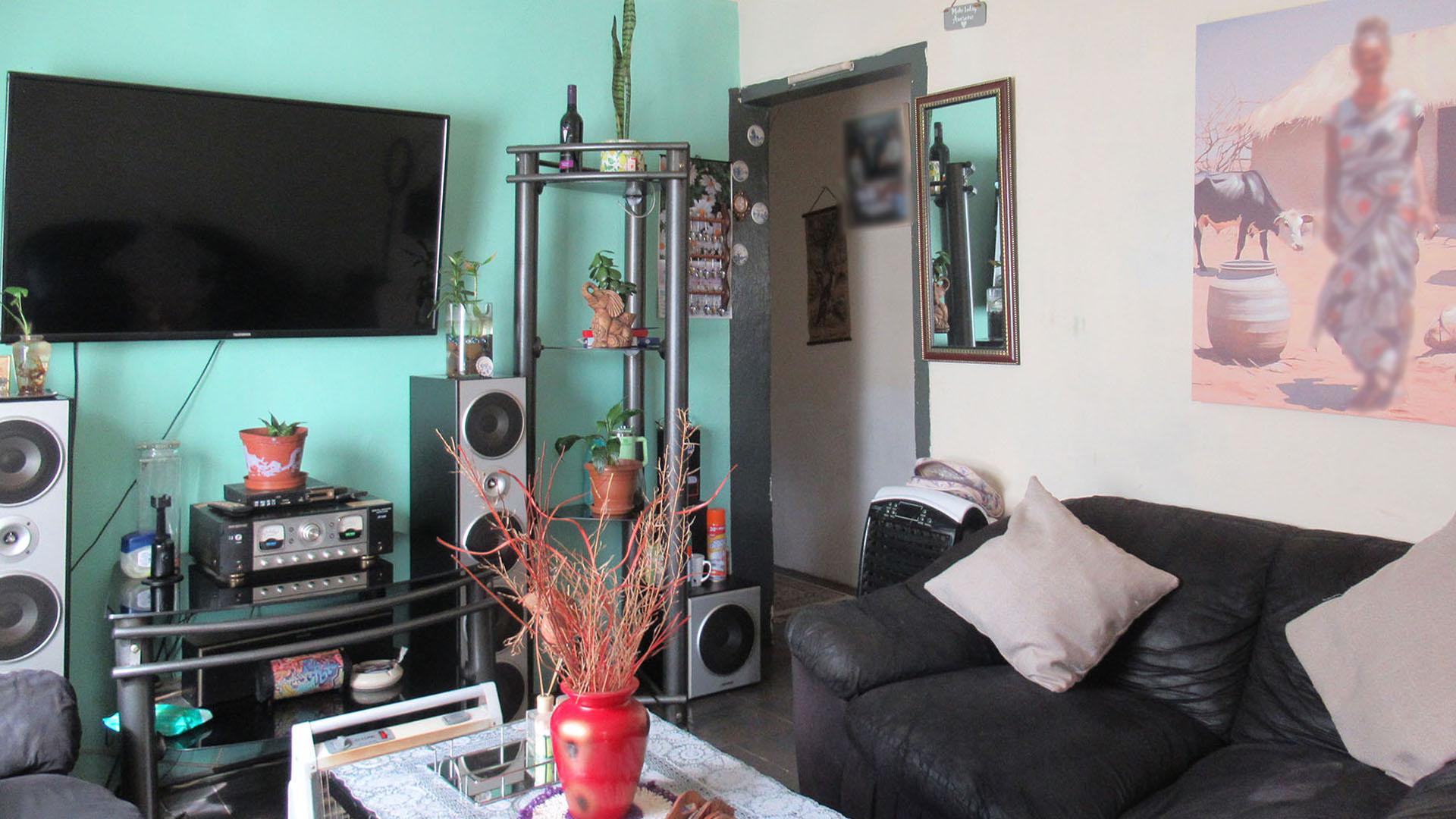 Lounges - 20 square meters of property in Lenasia South