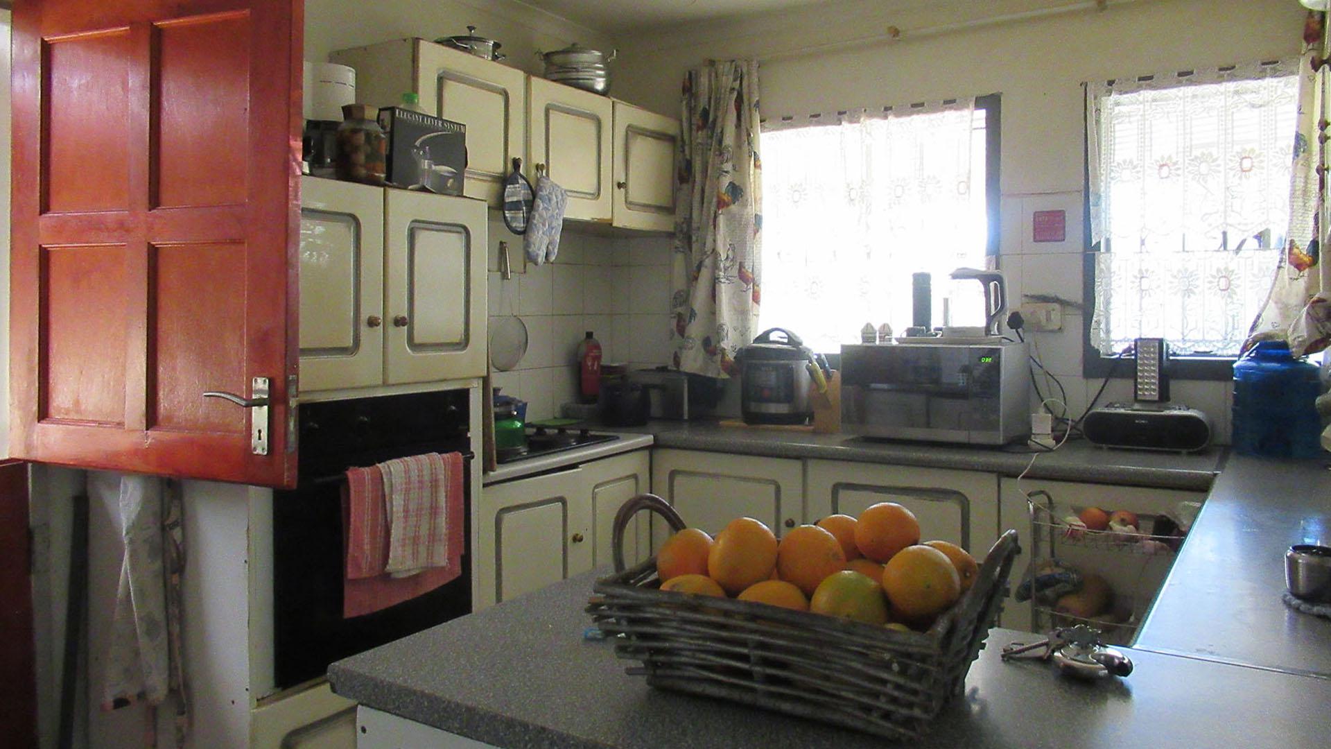 Kitchen - 12 square meters of property in Lenasia South