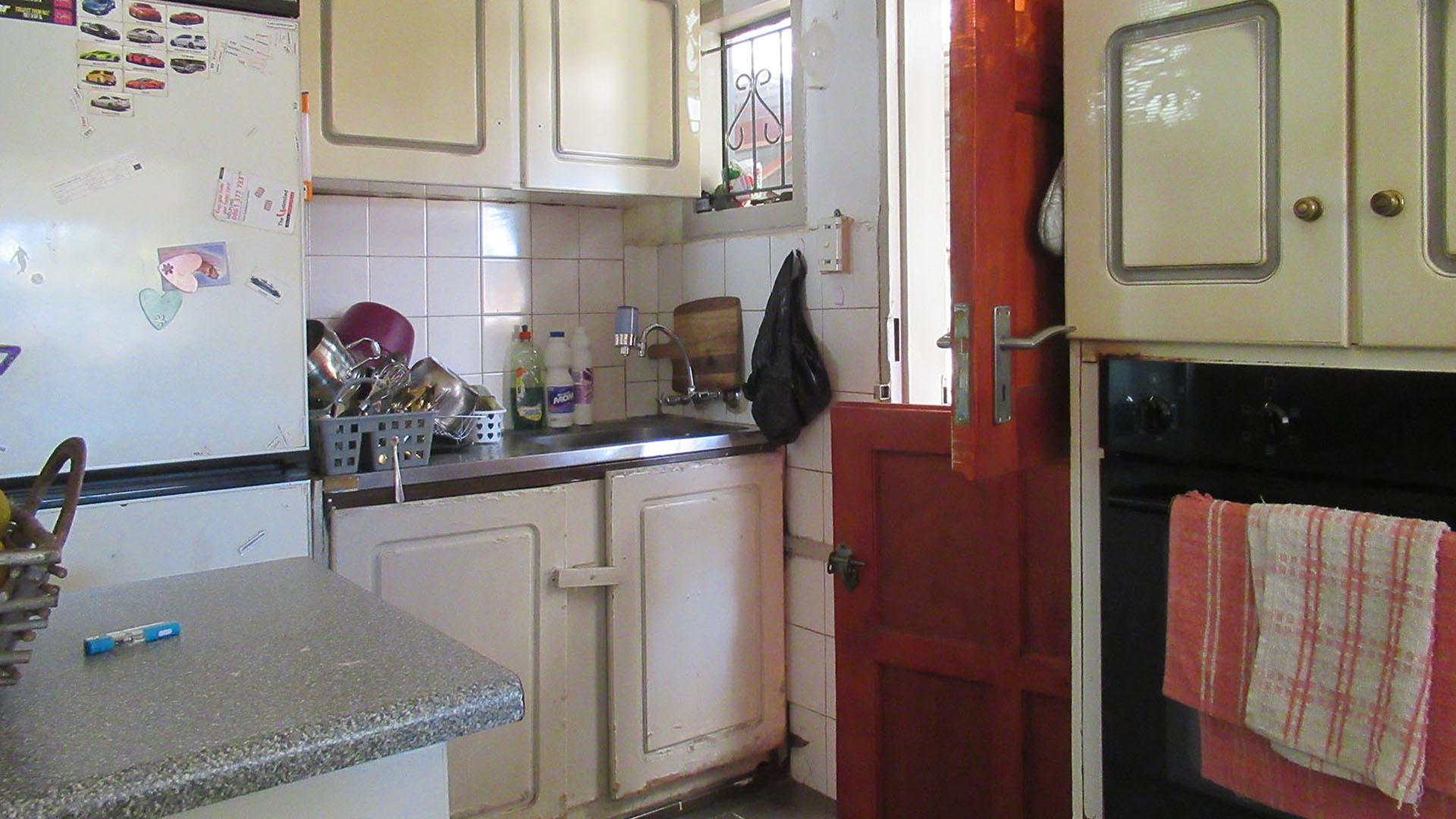 Kitchen - 12 square meters of property in Lenasia South