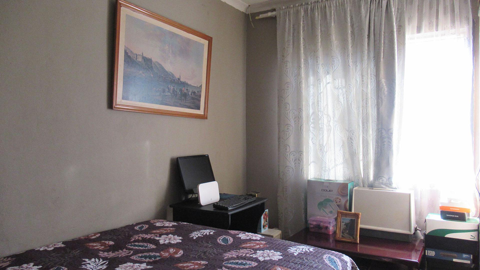 Bed Room 1 - 8 square meters of property in Lenasia South