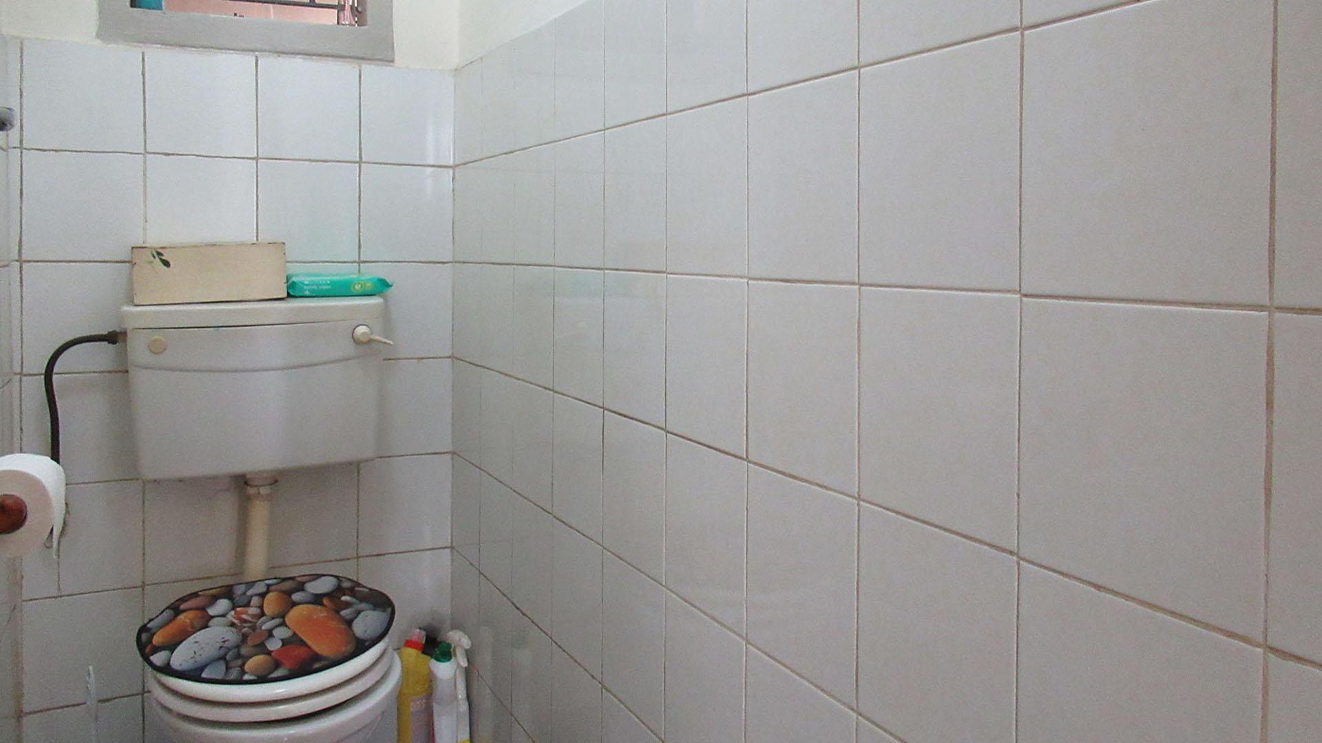 Bathroom 1 - 2 square meters of property in Lenasia South