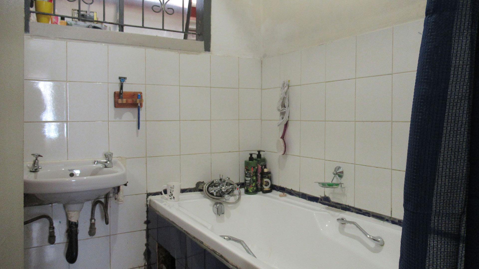 Bathroom 2 - 3 square meters of property in Lenasia South