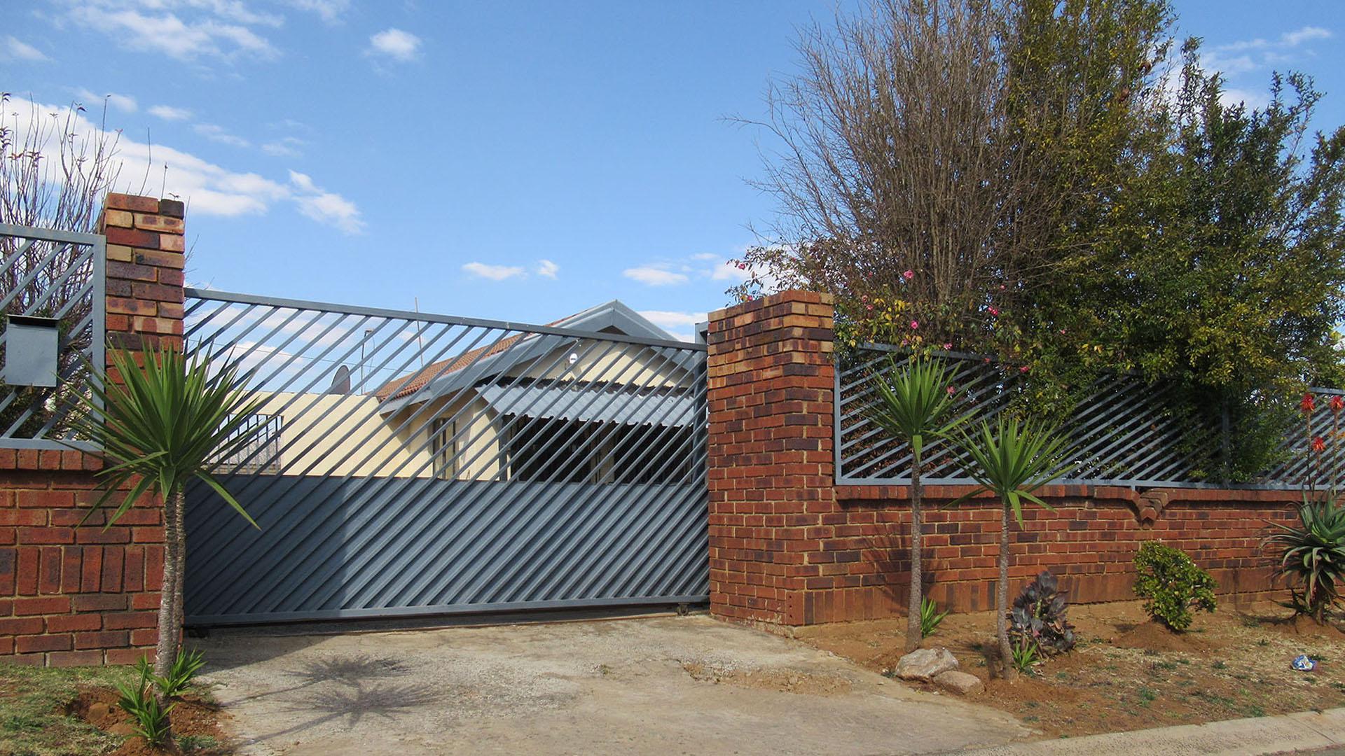 Formal Lounge of property in Lenasia South