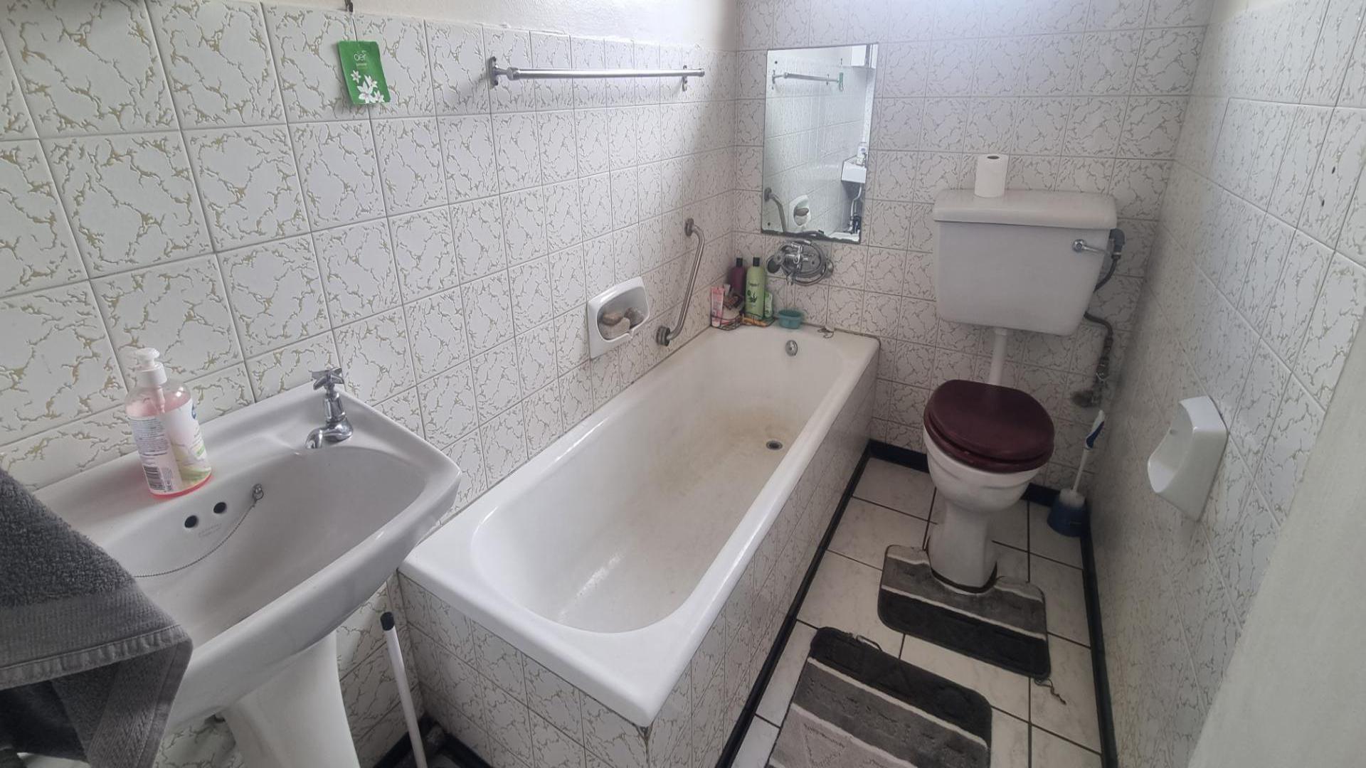 Bathroom 1 of property in Brackenhurst