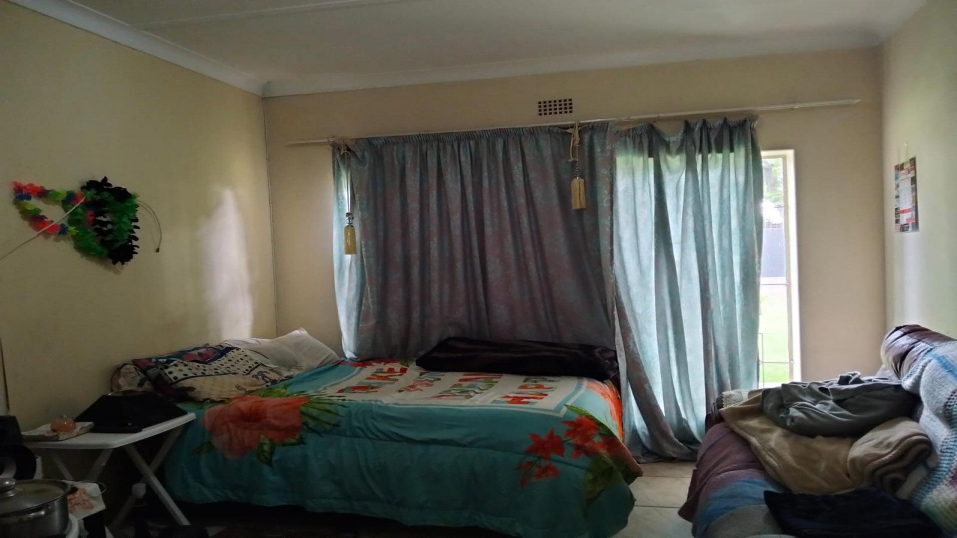 Bed Room 1 of property in Linmeyer