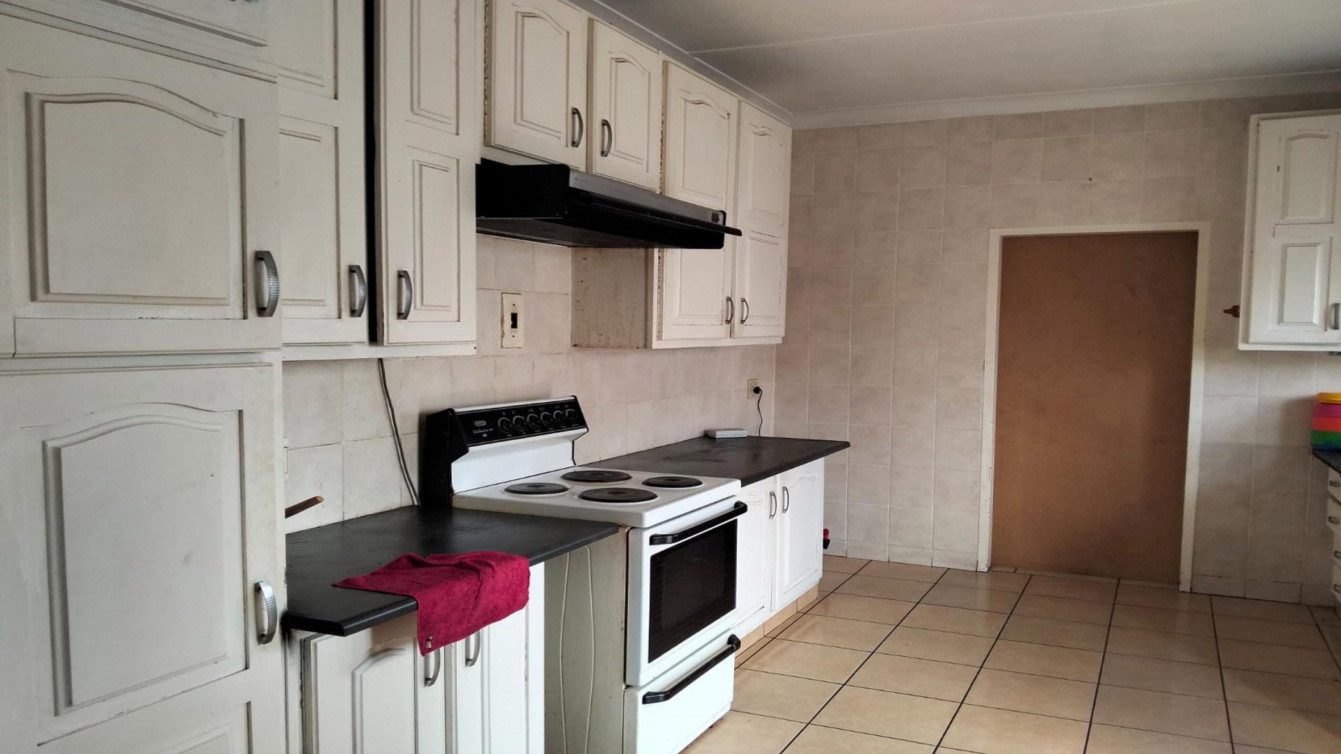Kitchen of property in Linmeyer