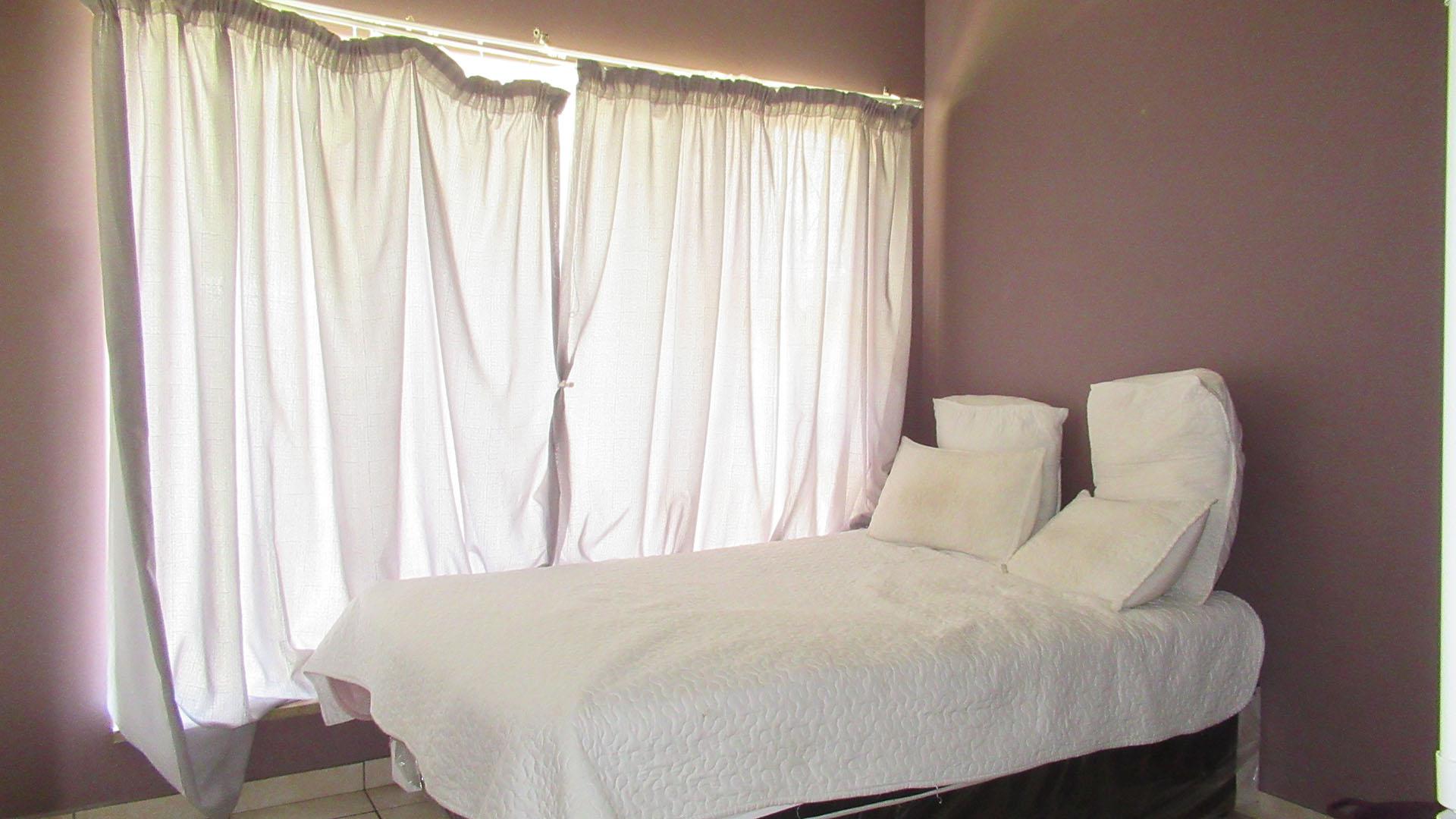 Bed Room 1 - 10 square meters of property in Linmeyer