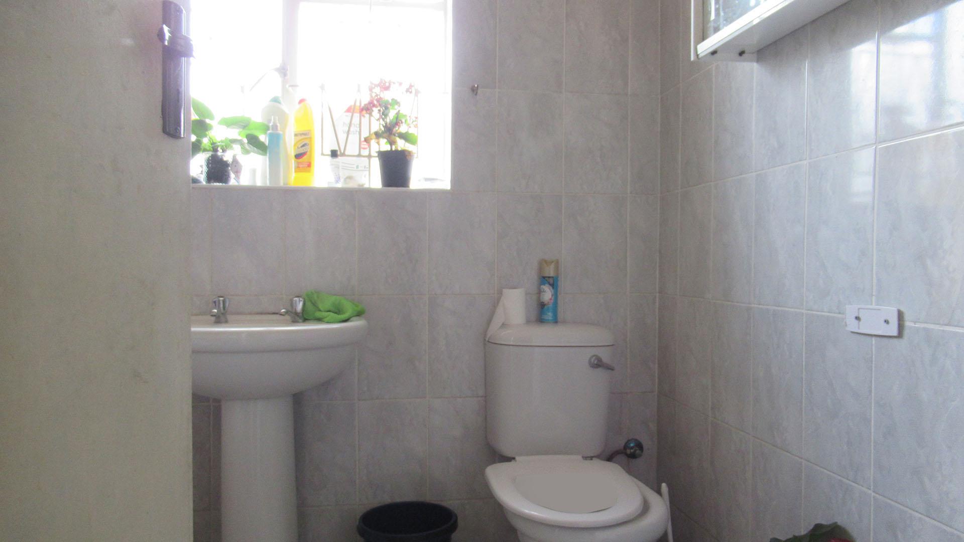 Bathroom 1 - 4 square meters of property in Linmeyer