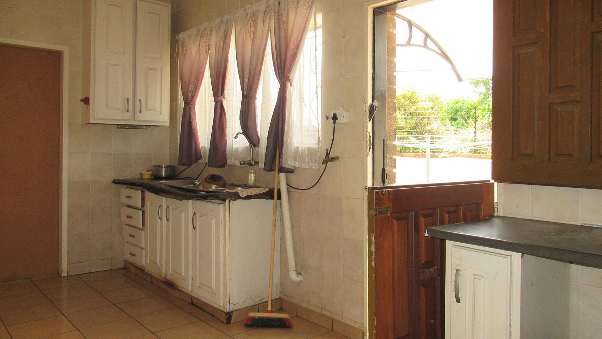 Kitchen - 14 square meters of property in Linmeyer