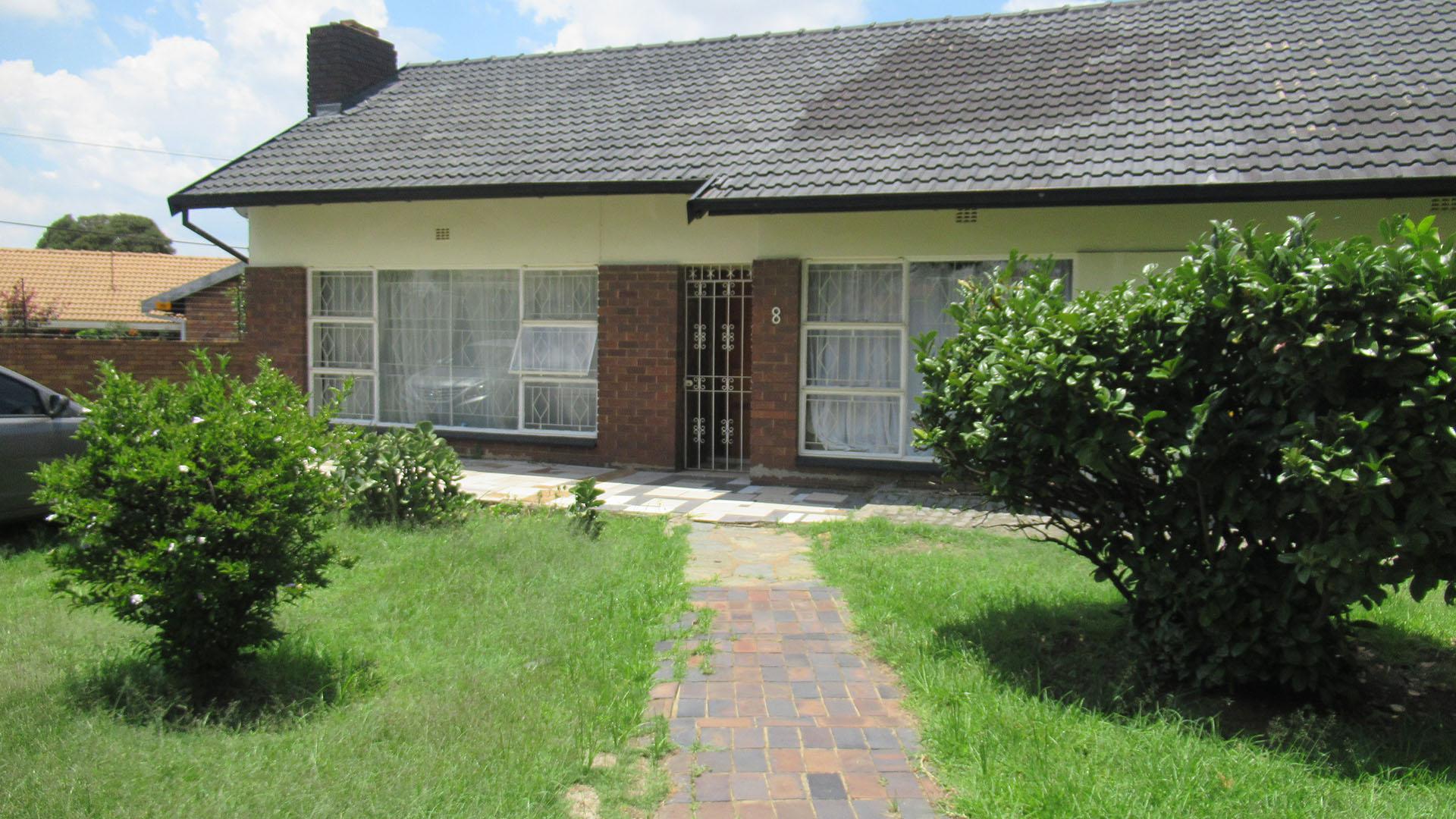 Front View of property in Linmeyer