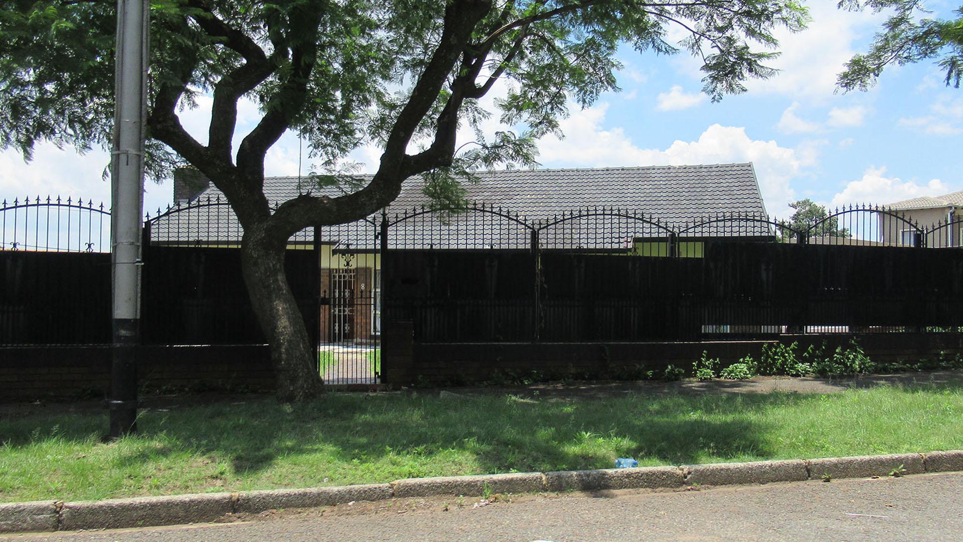 Front View of property in Linmeyer