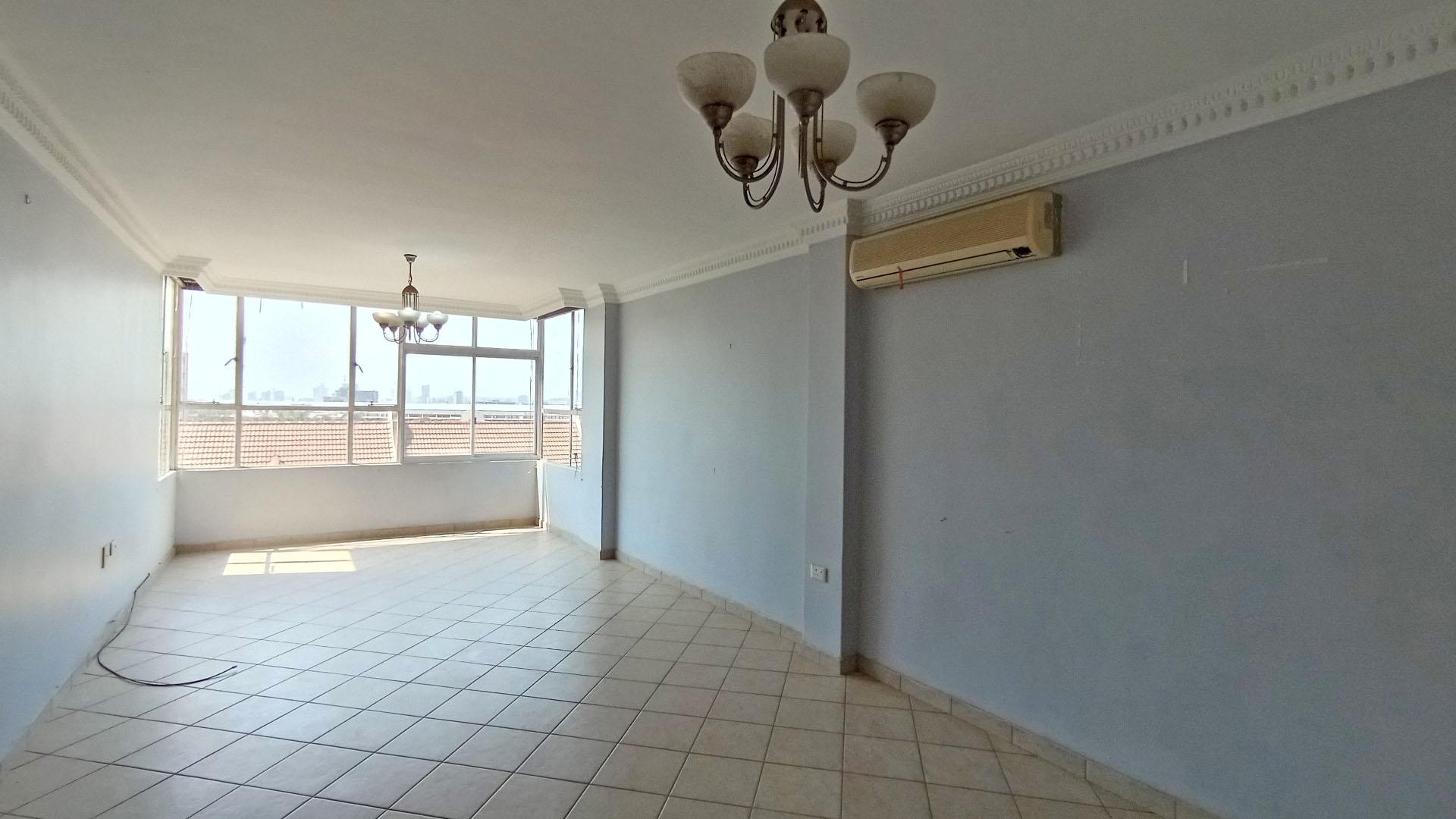 Lounges - 23 square meters of property in Essenwood