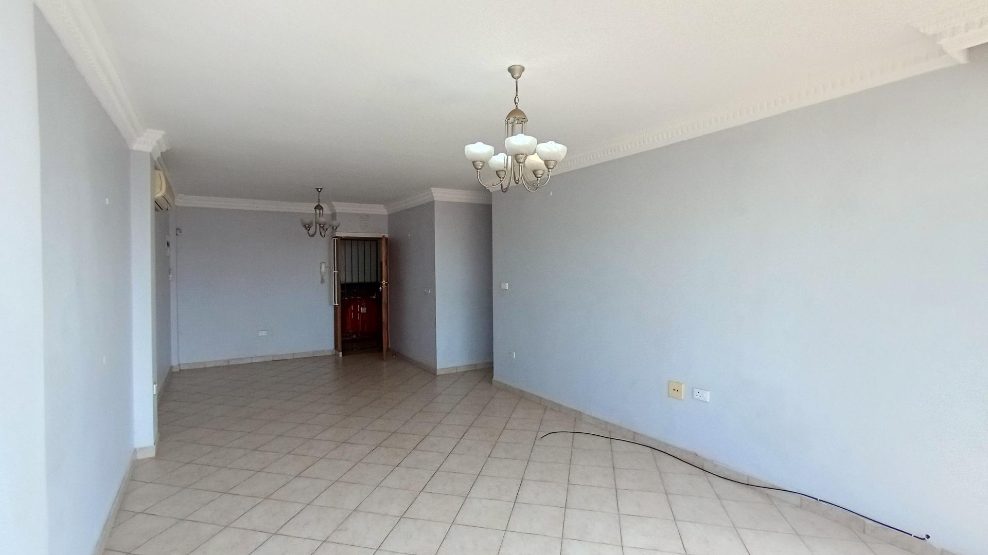 Lounges - 23 square meters of property in Essenwood