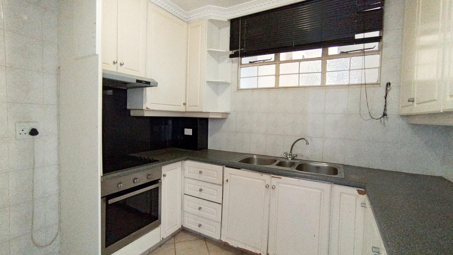 Kitchen - 8 square meters of property in Essenwood