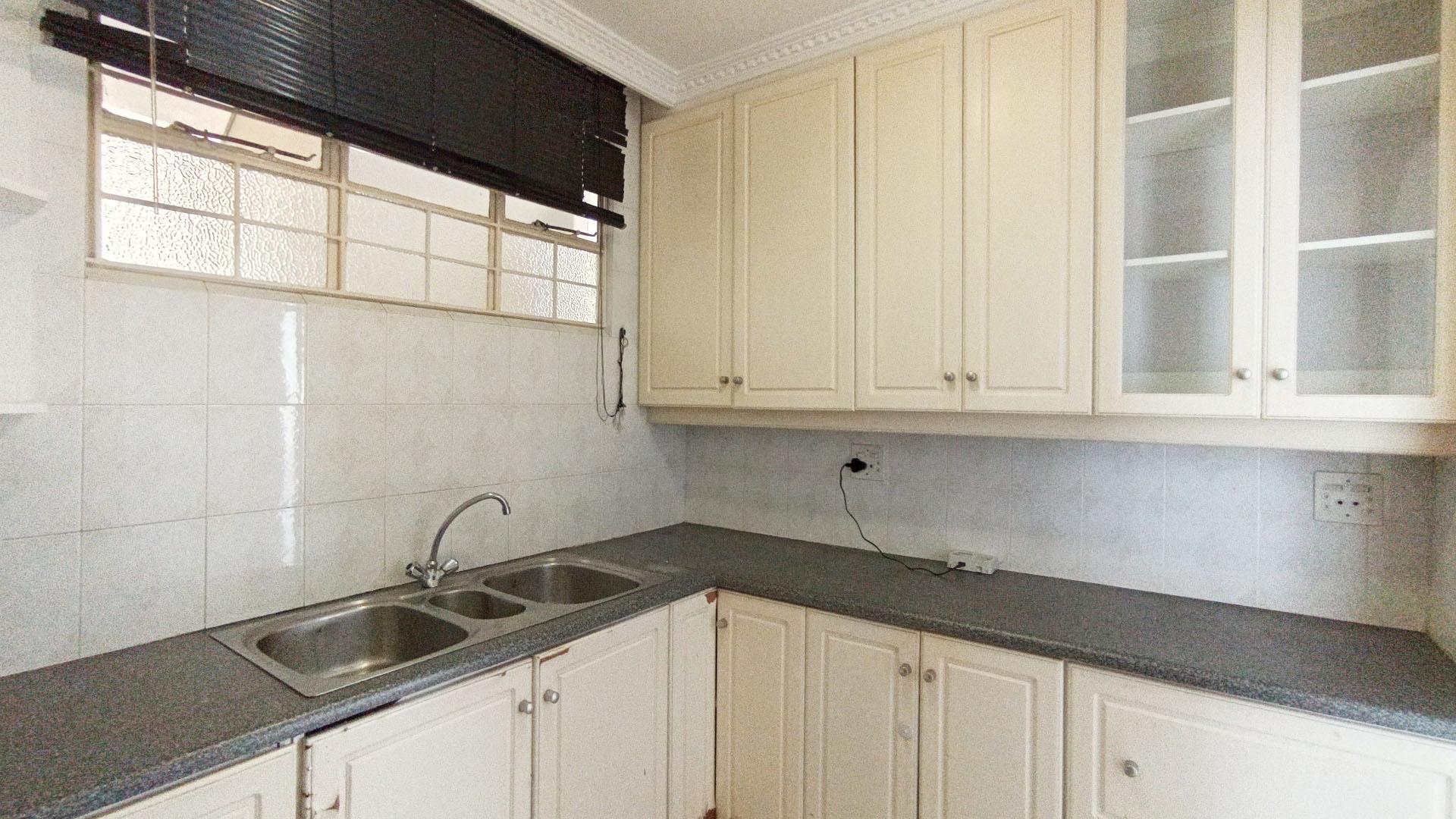 Kitchen - 8 square meters of property in Essenwood