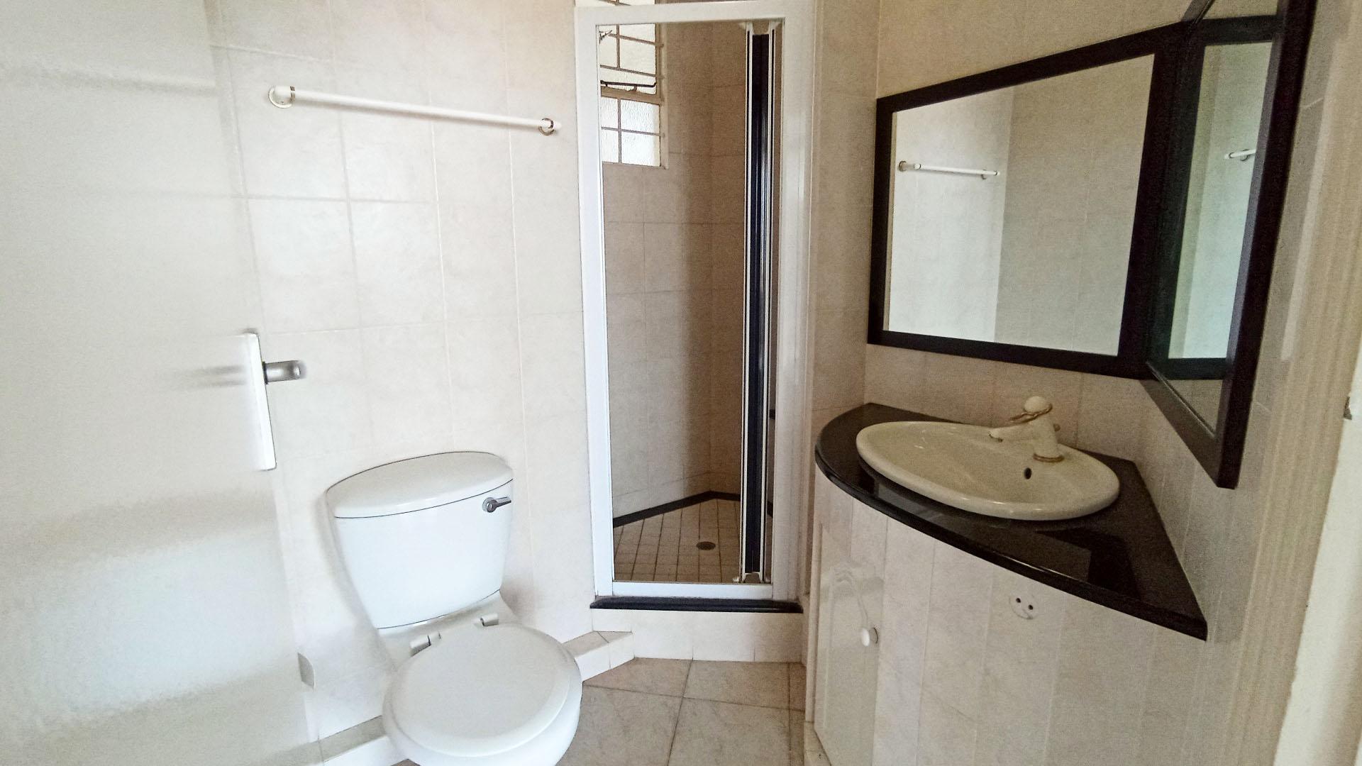 Bathroom 1 - 5 square meters of property in Essenwood