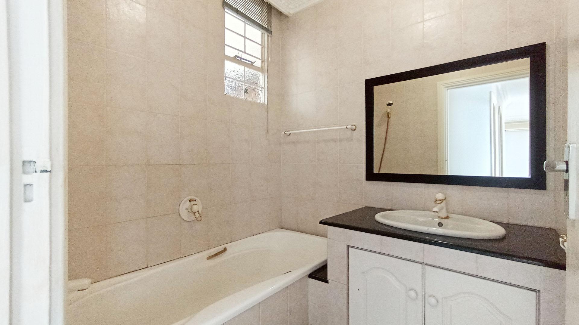 Bathroom 2 - 4 square meters of property in Essenwood