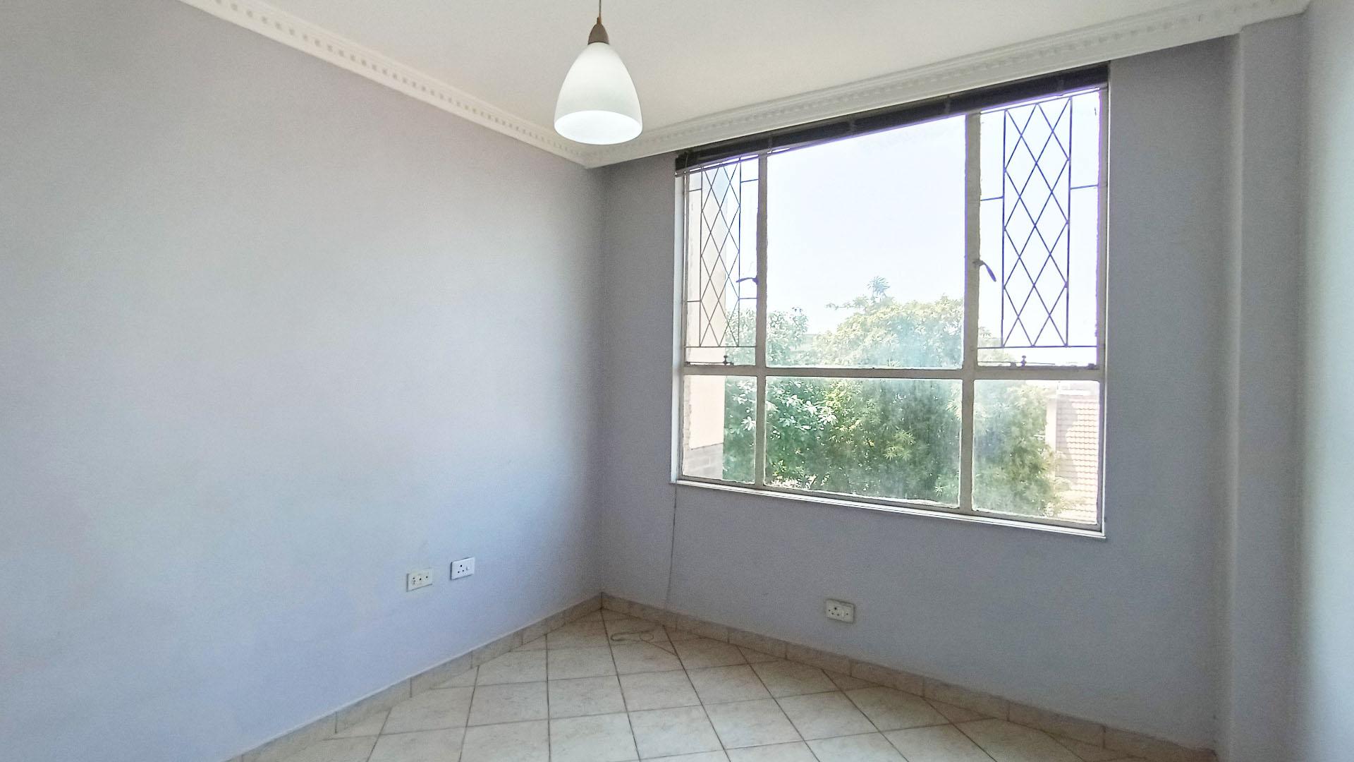 Bed Room 1 - 14 square meters of property in Essenwood