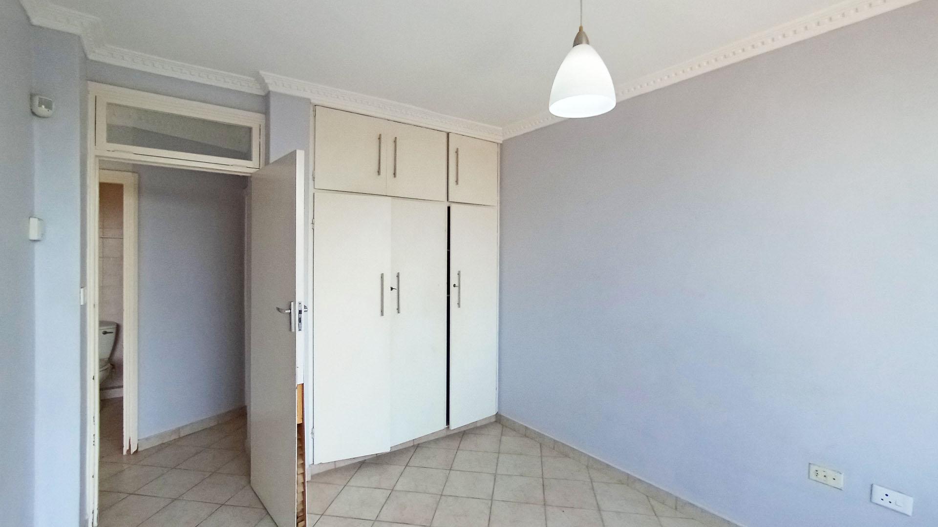 Bed Room 1 - 14 square meters of property in Essenwood