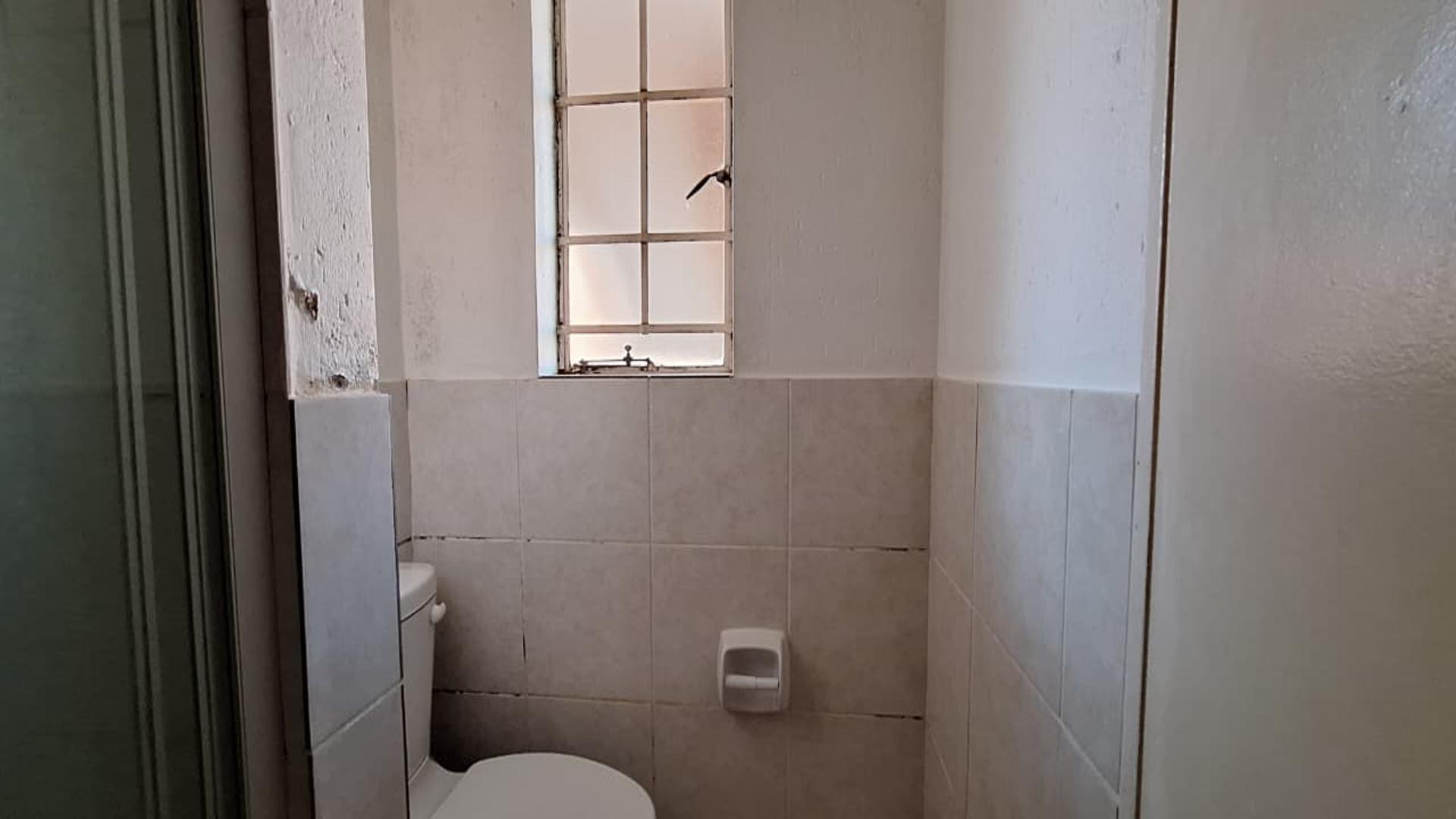 Bathroom 1 - 7 square meters of property in Comet
