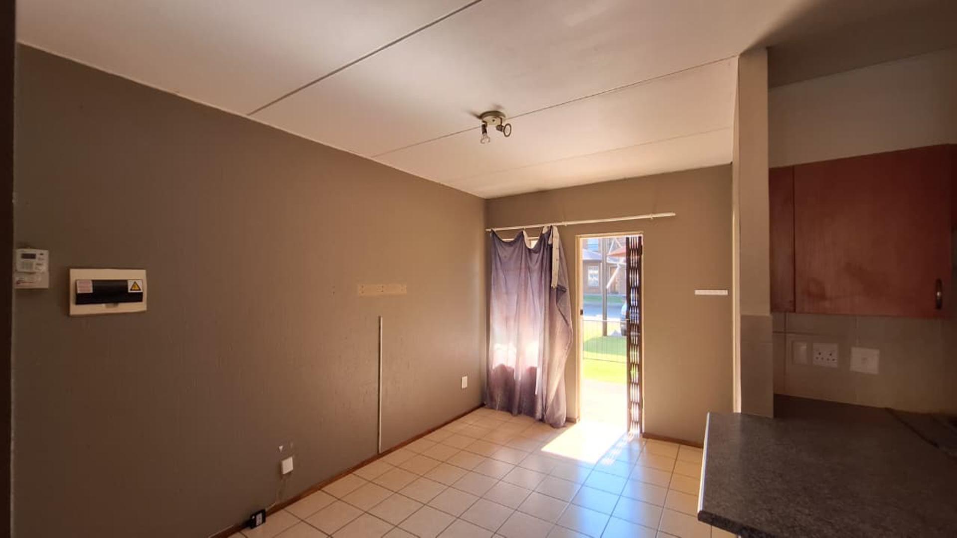 Lounges - 16 square meters of property in Comet