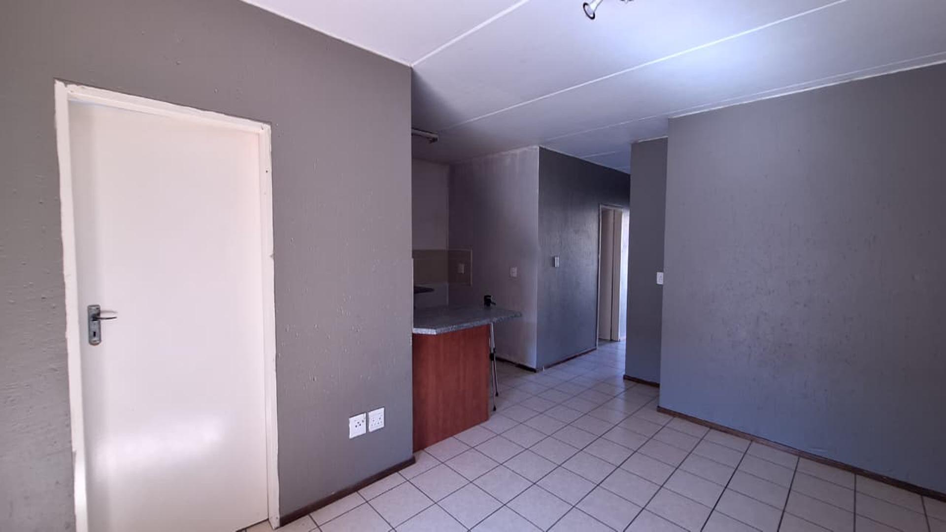 Lounges - 16 square meters of property in Comet