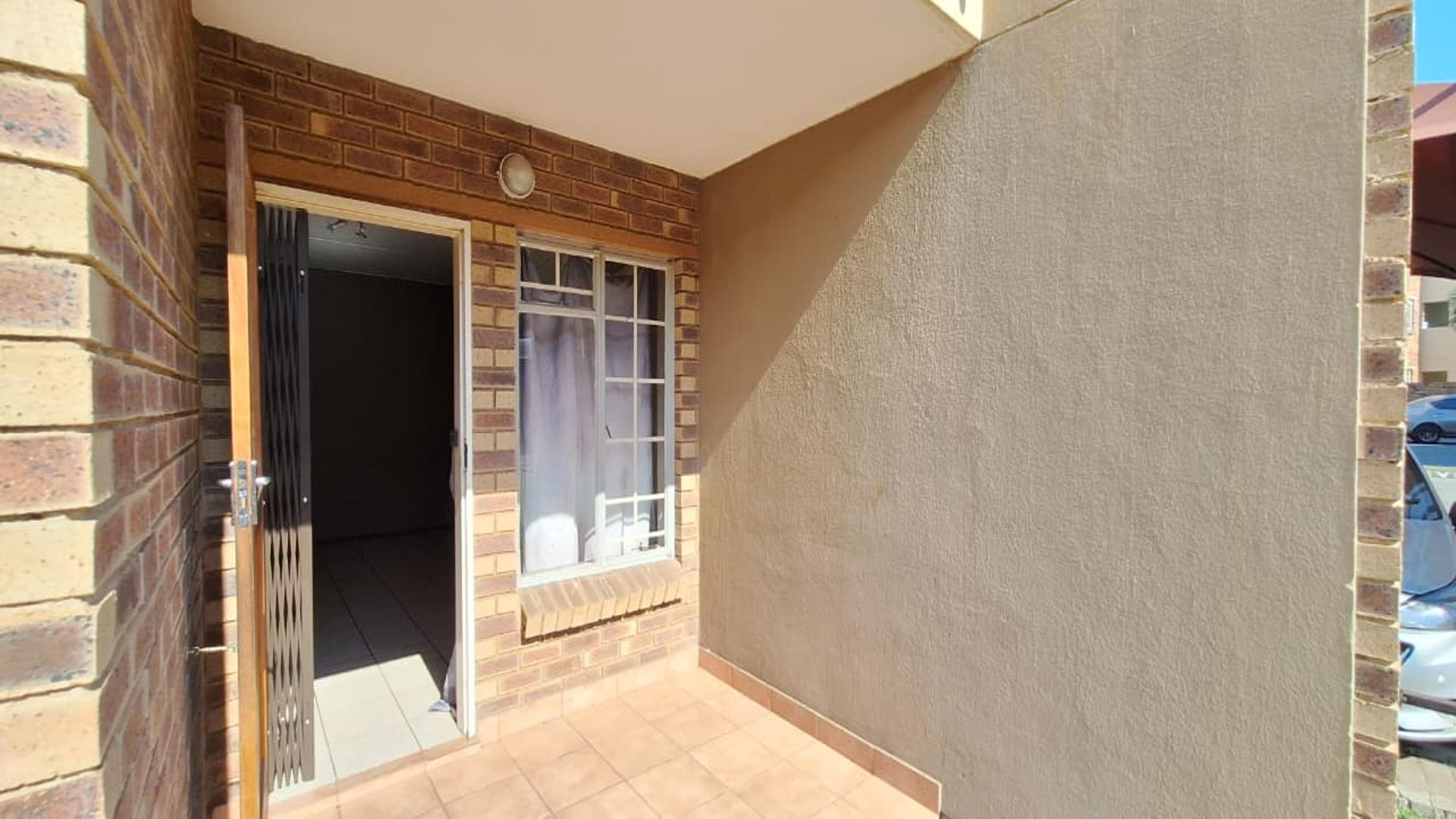 Patio of property in Comet