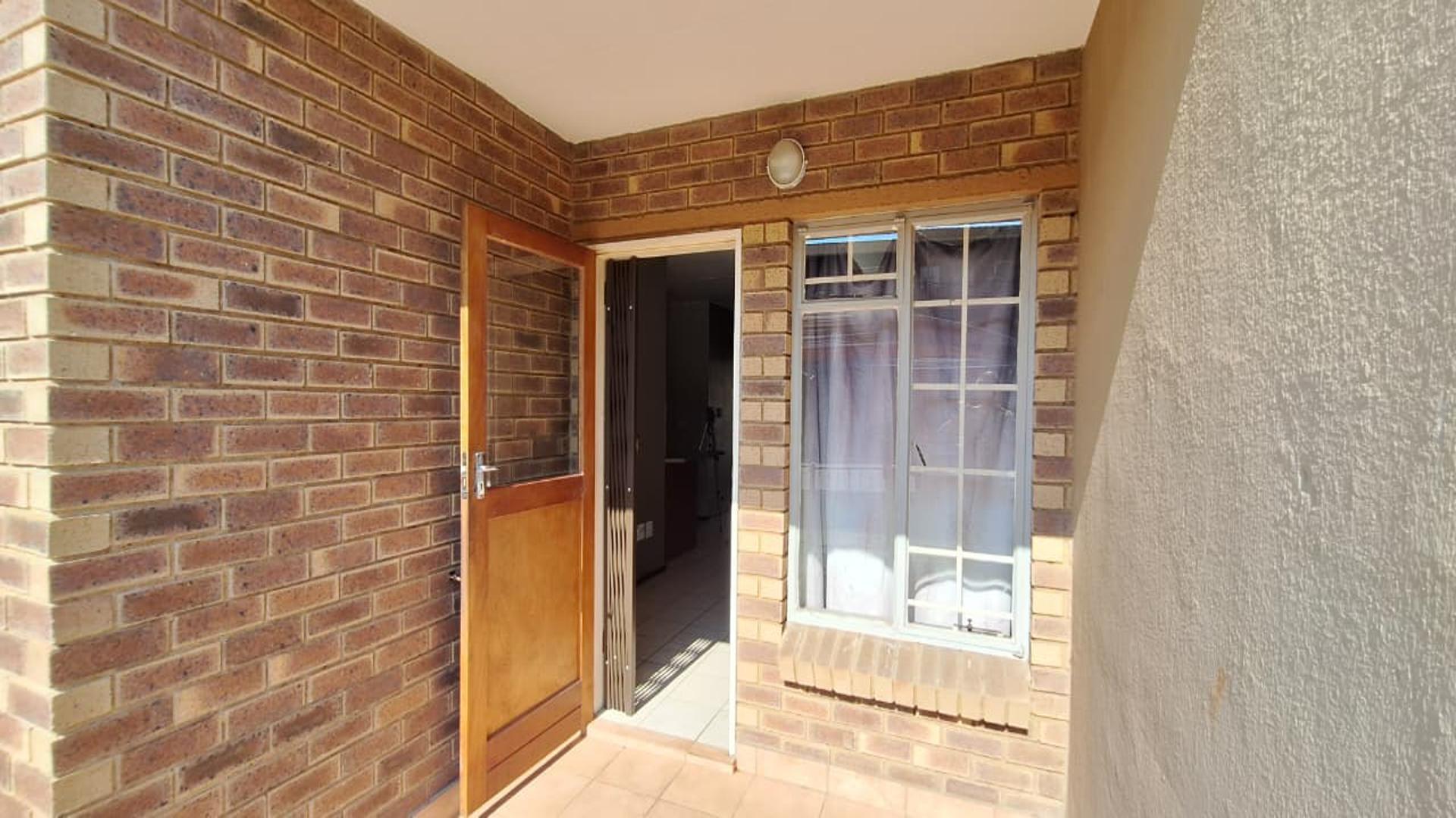 Patio of property in Comet