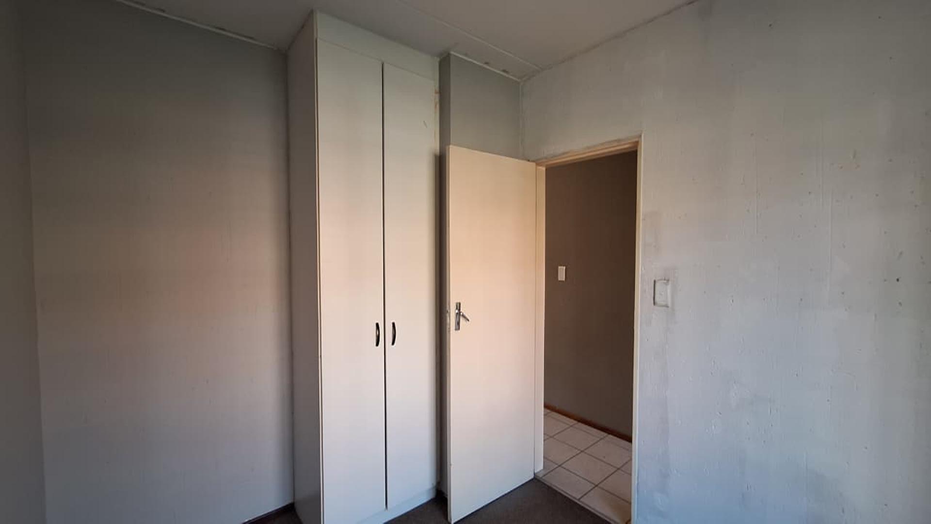 Bed Room 1 - 10 square meters of property in Comet