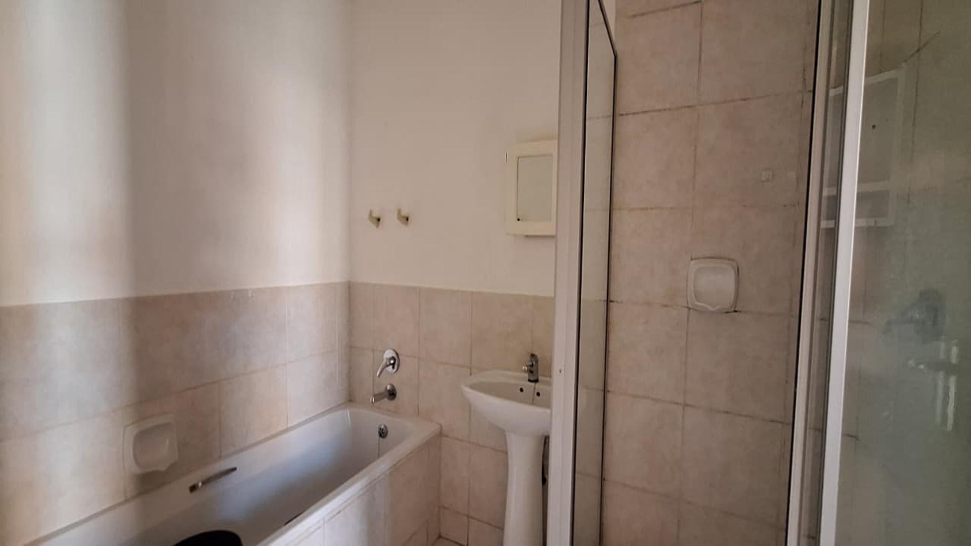 Bathroom 1 - 7 square meters of property in Comet