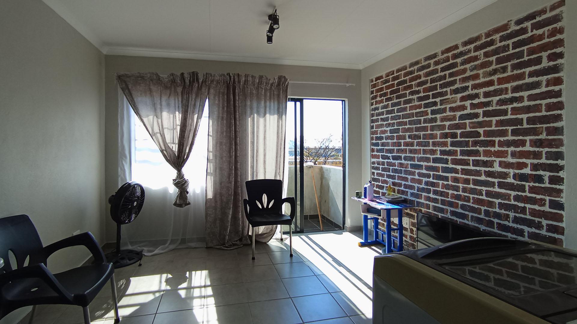 Lounges - 15 square meters of property in Wolmer