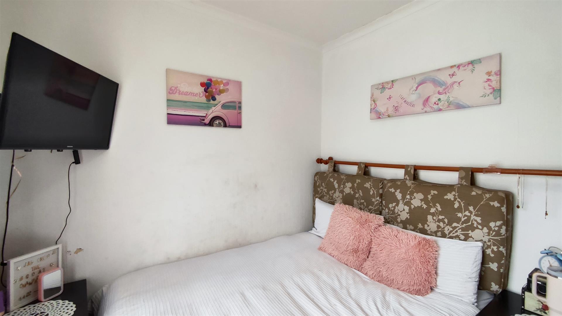 Bed Room 2 - 11 square meters of property in Florida