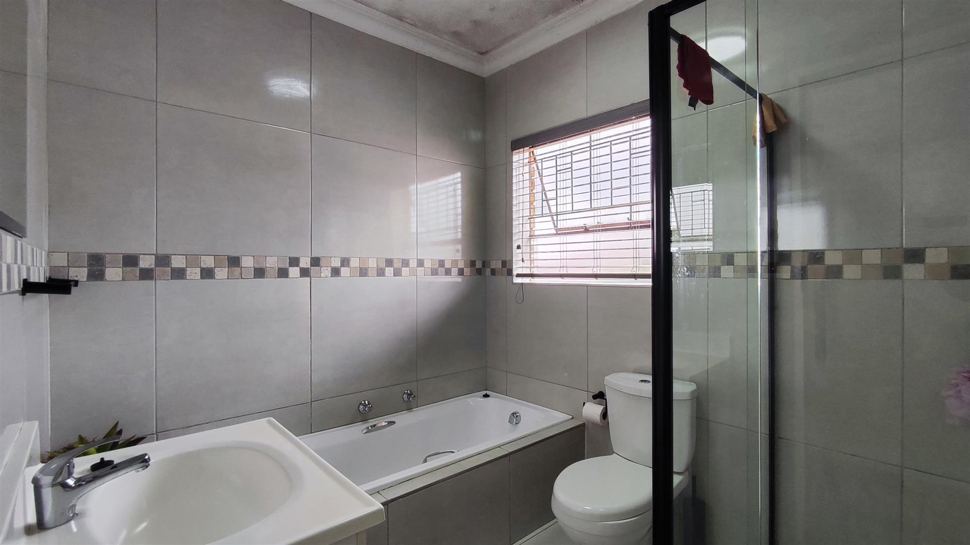 Bathroom 1 - 7 square meters of property in Florida