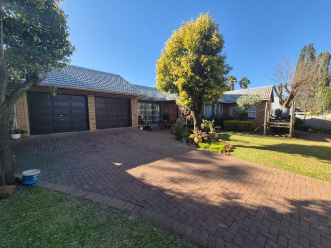 4 Bedroom House for Sale For Sale in Glenvista - MR683982