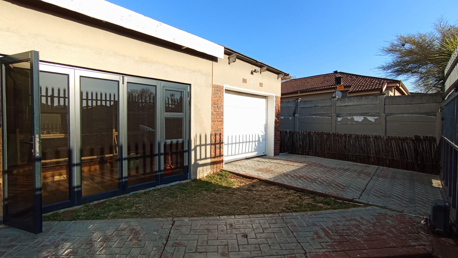 Front View of property in Greymont