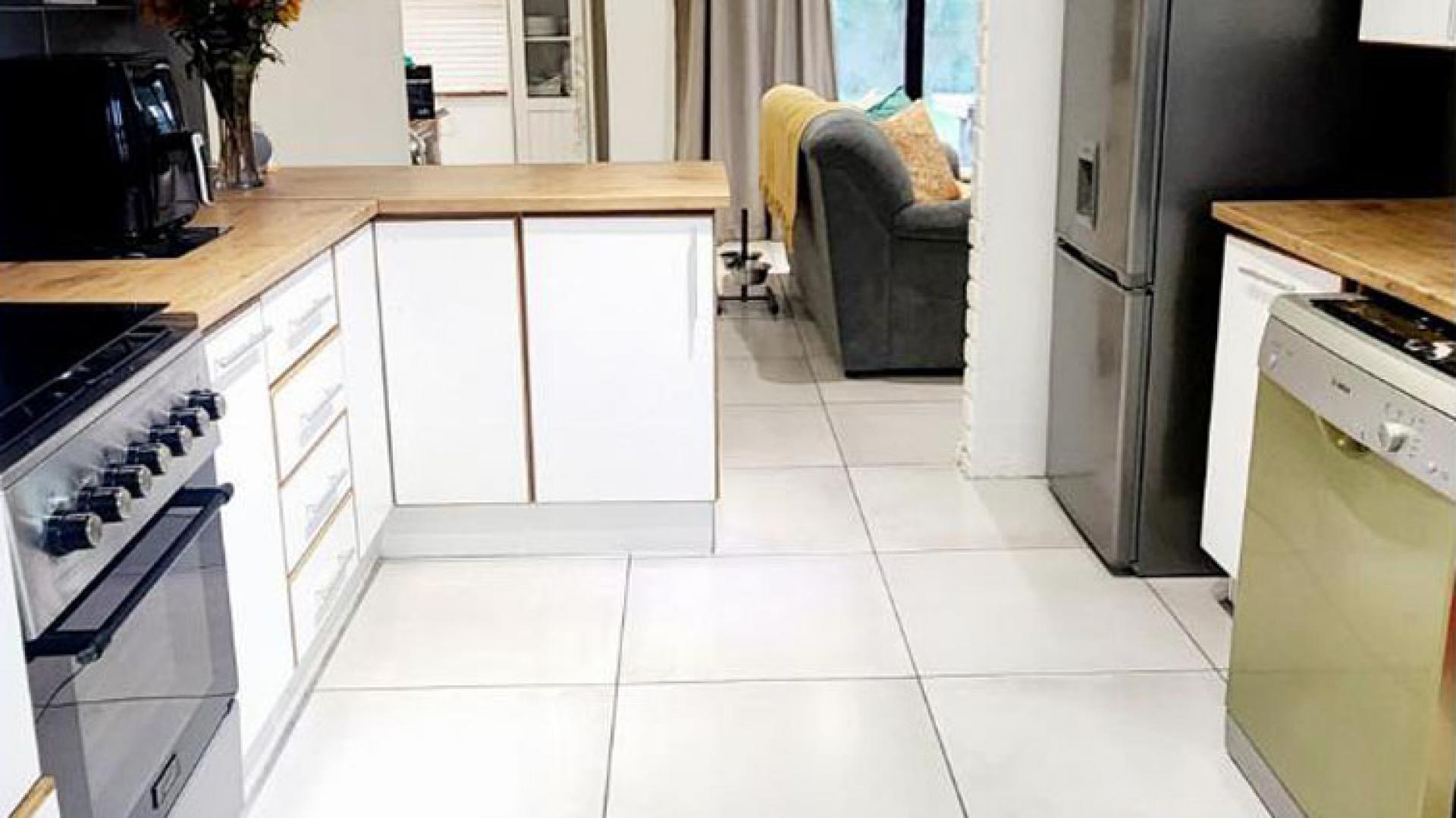 Kitchen of property in Brentwood Park