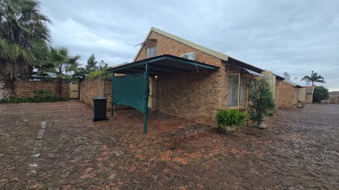 2 Bedroom Sectional Title for Sale For Sale in Annlin - MR684088
