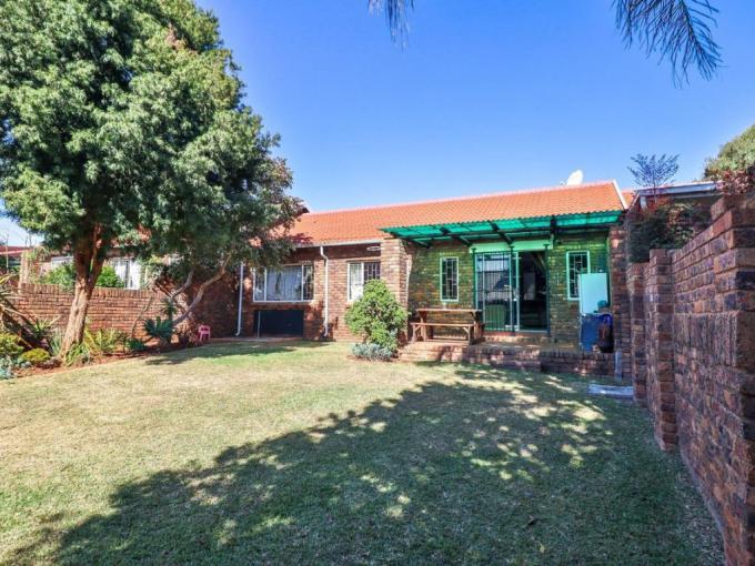 3 Bedroom Simplex for Sale For Sale in Faerie Glen - MR684186