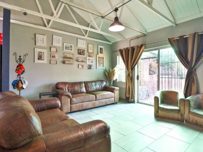 3 Bedroom Simplex for Sale For Sale in Faerie Glen - MR684186