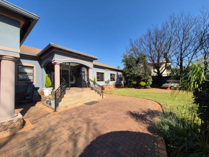 4 Bedroom House for Sale For Sale in Lambton - MR684220