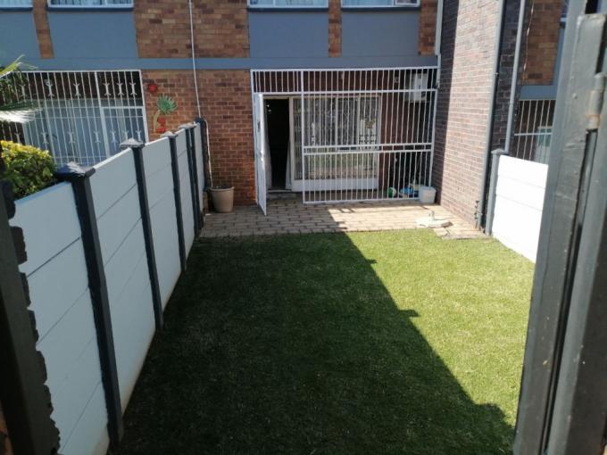 2 Bedroom Simplex for Sale For Sale in South Crest - MR684239