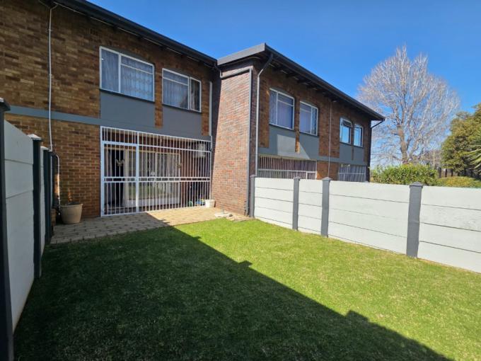 2 Bedroom Simplex for Sale For Sale in South Crest - MR684243