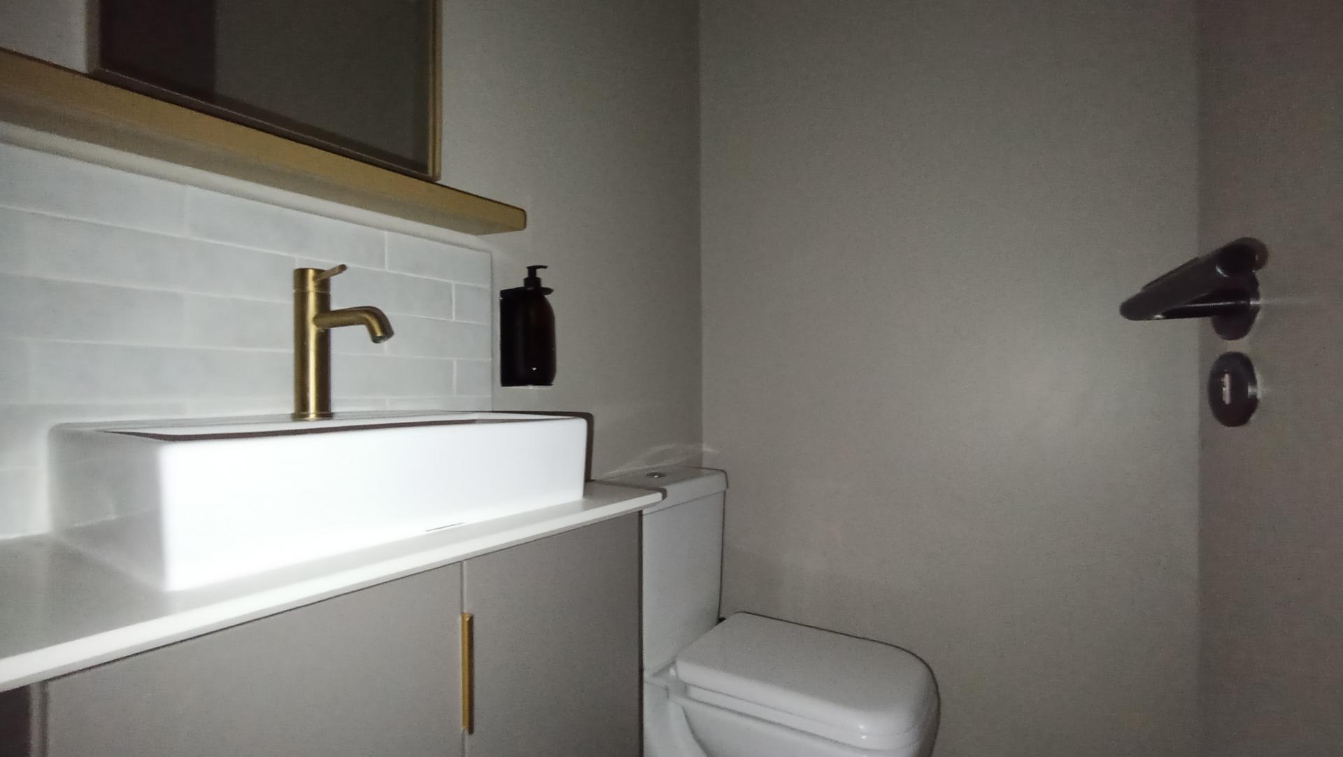 Bathroom 1 - 6 square meters of property in Sandown