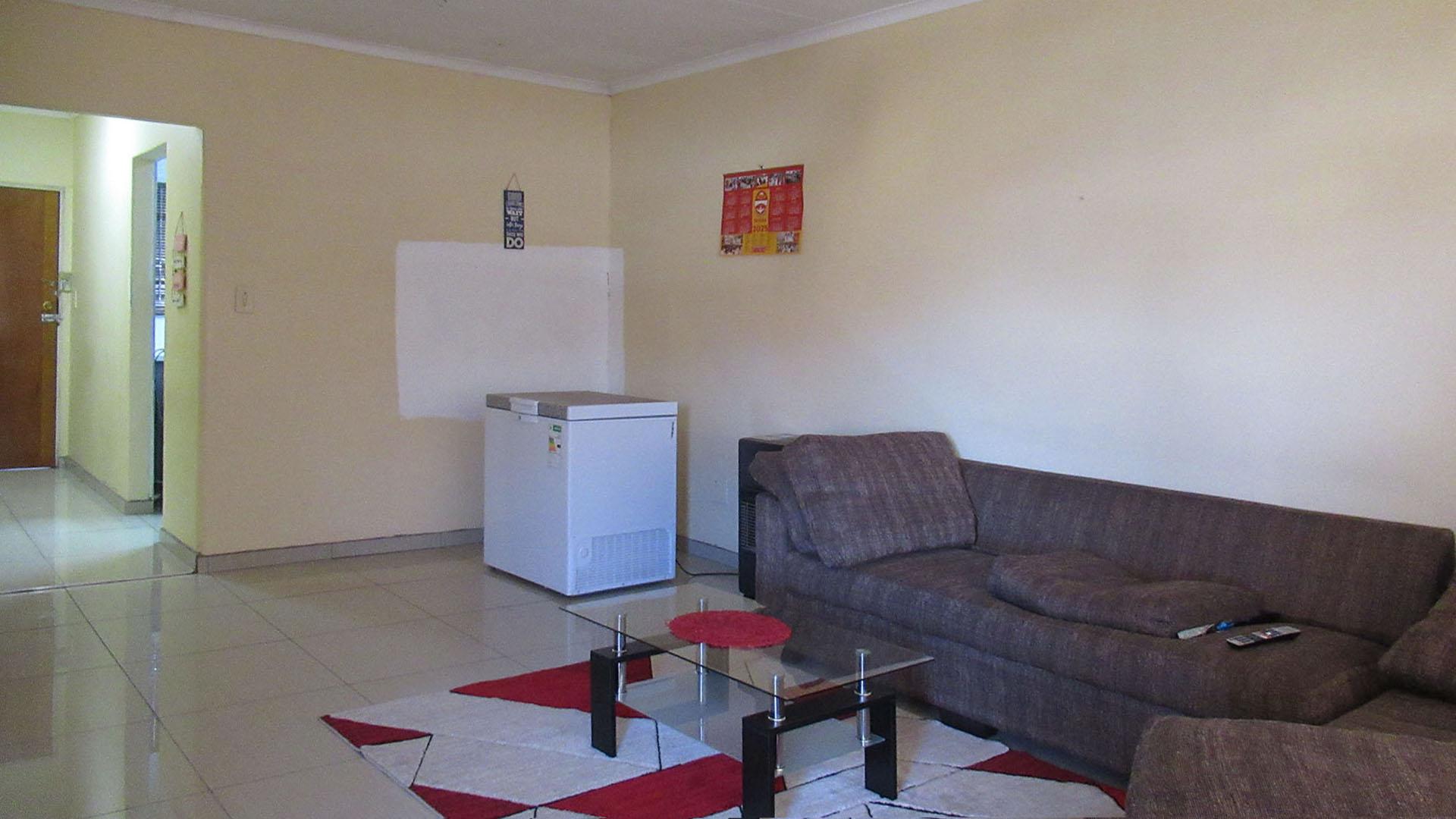 Lounges - 27 square meters of property in Culemborg Park