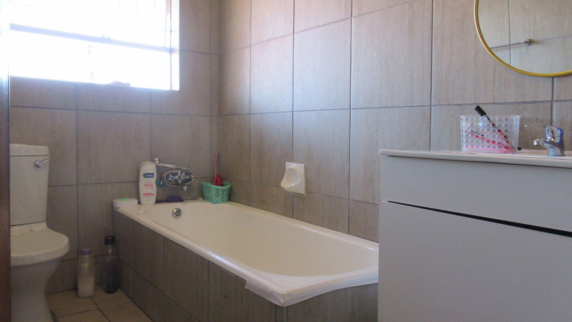 Bathroom 1 - 6 square meters of property in Culemborg Park